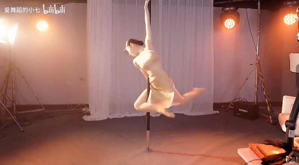 抖音爱跳舞的小七，钢管舞直播回放，几百个高清视频回放可以做二创素材